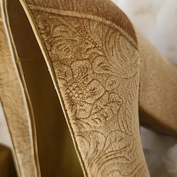 New Bella Vita Galla II Wide Width Velvet Block Heel Floral Pump Pin Up Lolita - Picture 6 of 6